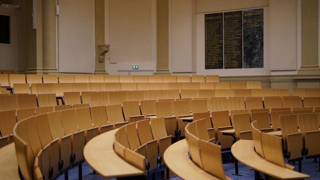 Donnez un nouveau sens à votre carrière : notre prépa magistrat accompagne les cadres du privé vers la réussite du troisième concours ENM.